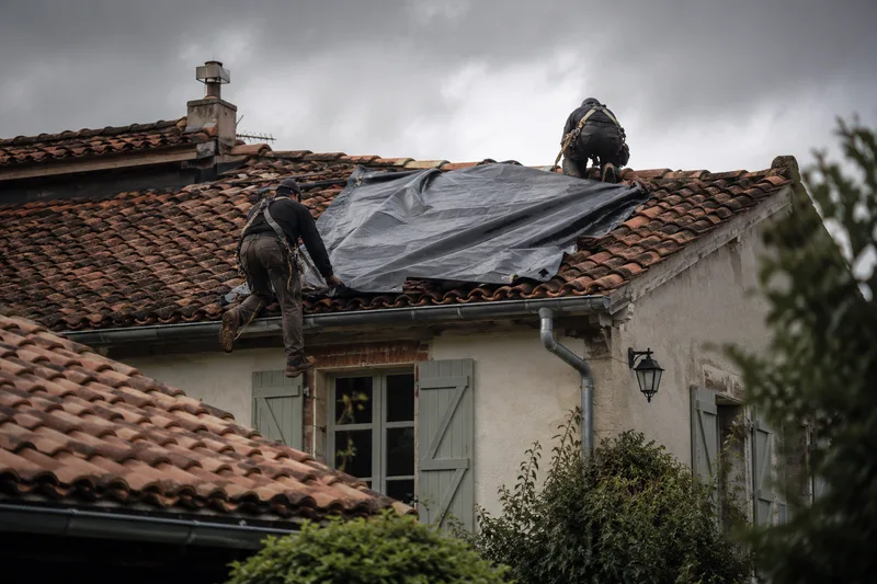 Bâchage de toiture en urgence pendant une intervention