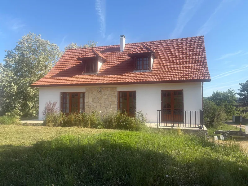 Maison avec toiture en tuiles rénovée et lucarnes